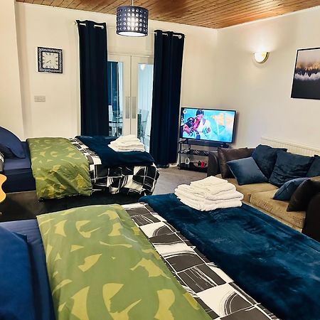 Modern 2 Bedroom Apt Derby City エクステリア 写真