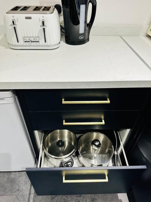 Modern 2 Bedroom Apt Derby City エクステリア 写真