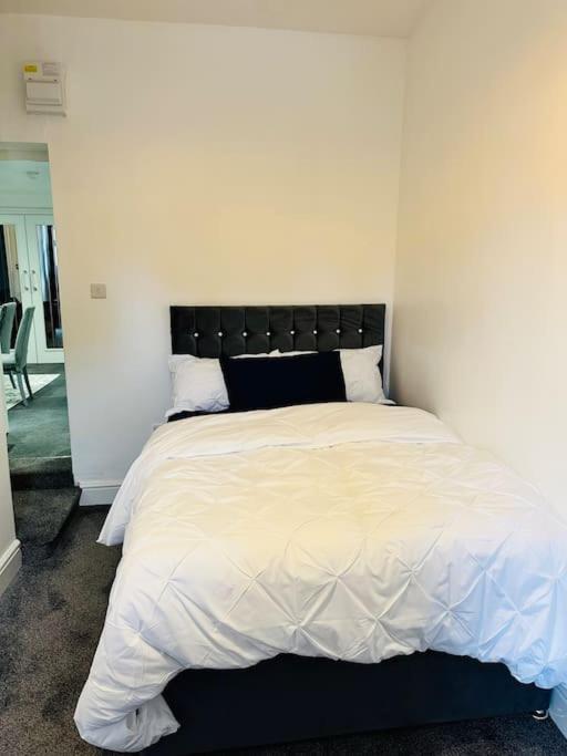 Modern 2 Bedroom Apt Derby City エクステリア 写真