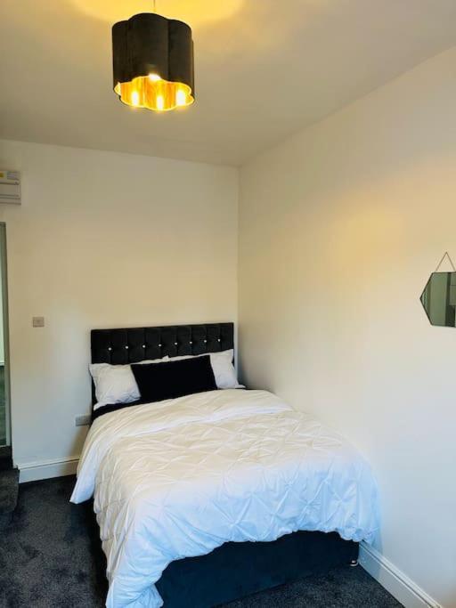 Modern 2 Bedroom Apt Derby City エクステリア 写真