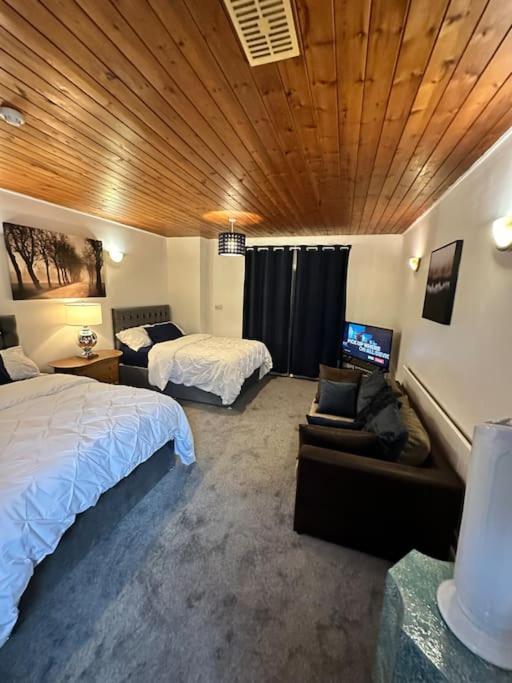 Modern 2 Bedroom Apt Derby City エクステリア 写真