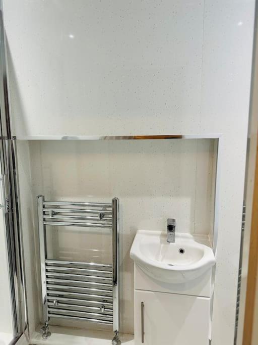 Modern 2 Bedroom Apt Derby City エクステリア 写真