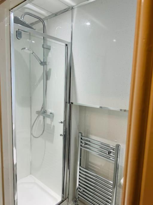 Modern 2 Bedroom Apt Derby City エクステリア 写真