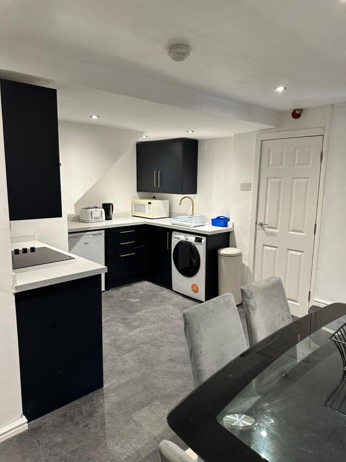 Modern 2 Bedroom Apt Derby City エクステリア 写真