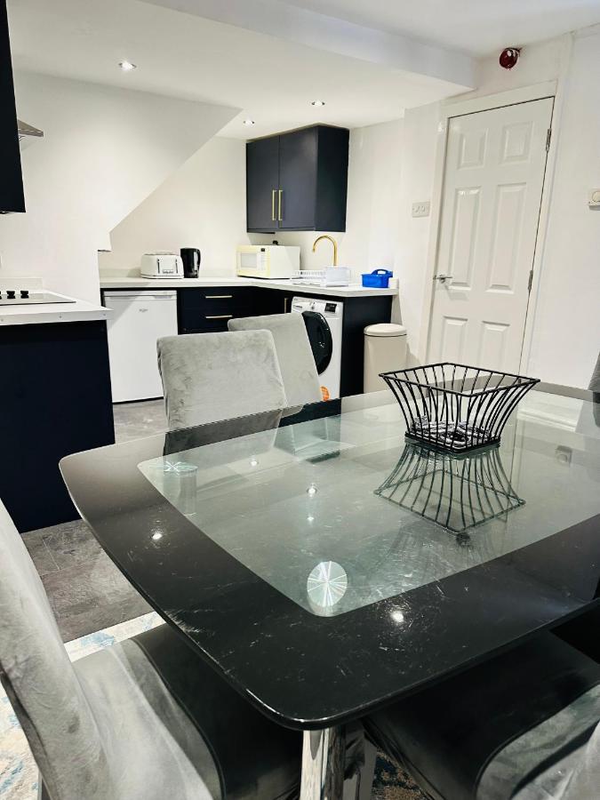 Modern 2 Bedroom Apt Derby City エクステリア 写真