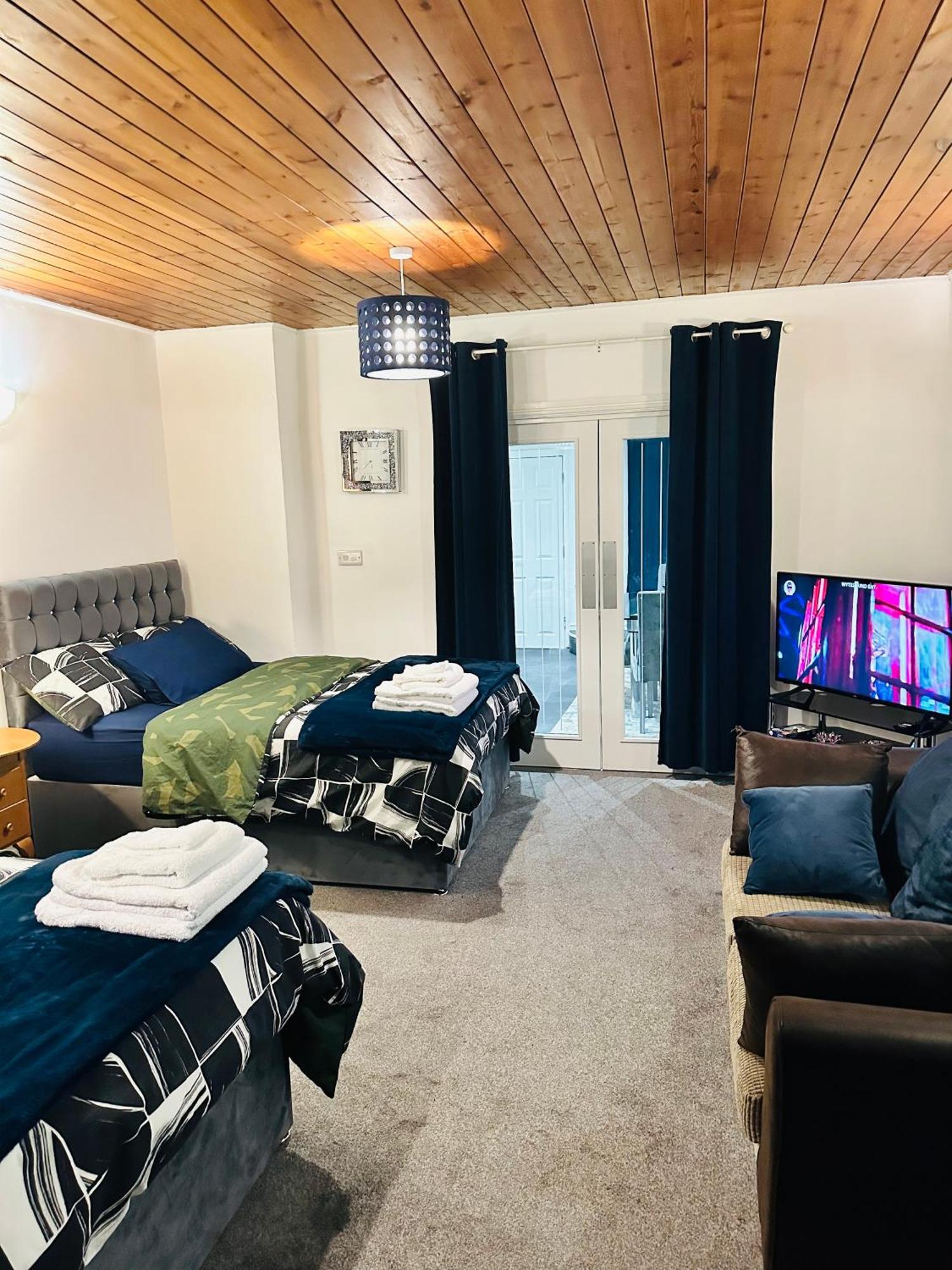 Modern 2 Bedroom Apt Derby City エクステリア 写真